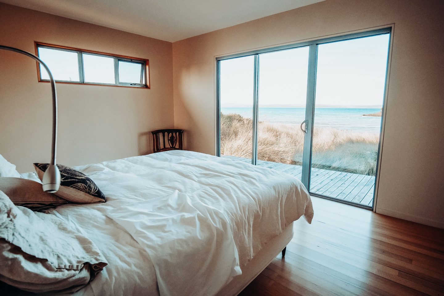 Dormitorio con cama doble y puerta corrediza de vidrio